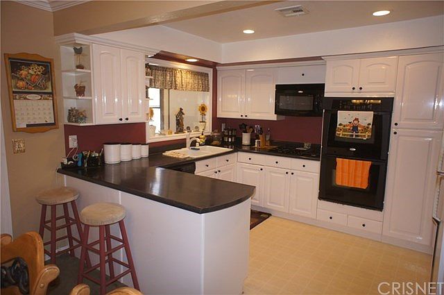 Kitchen w/ Breakfast Bar