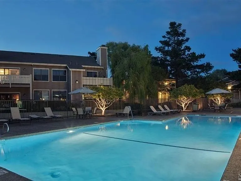 213 Lakeshore Ct — Photo 15