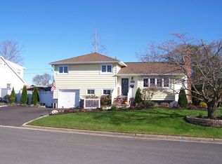 95 Poet St, North Babylon, NY 11703