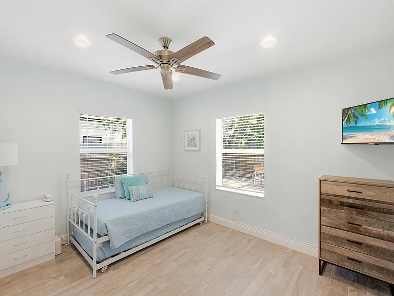 937 SW 17th St — Photo 10