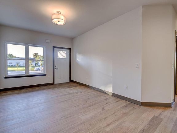4th image of 509 Emerald POINT #16