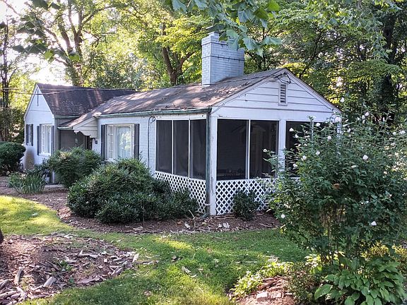 screen porch with ceiling fan