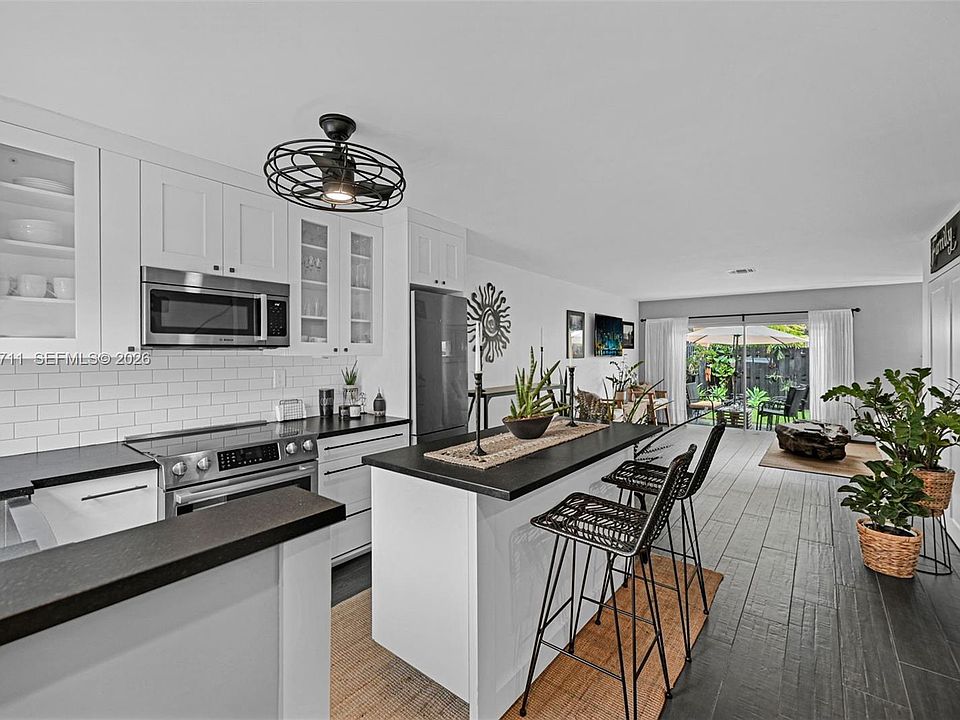 1st image of 450 SE 7th St APT 210