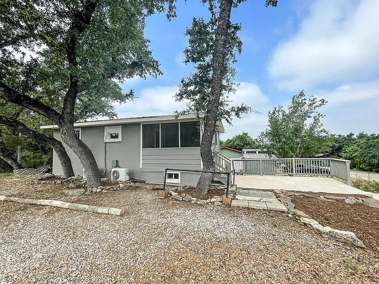 668 Creekside Dr — Photo 2