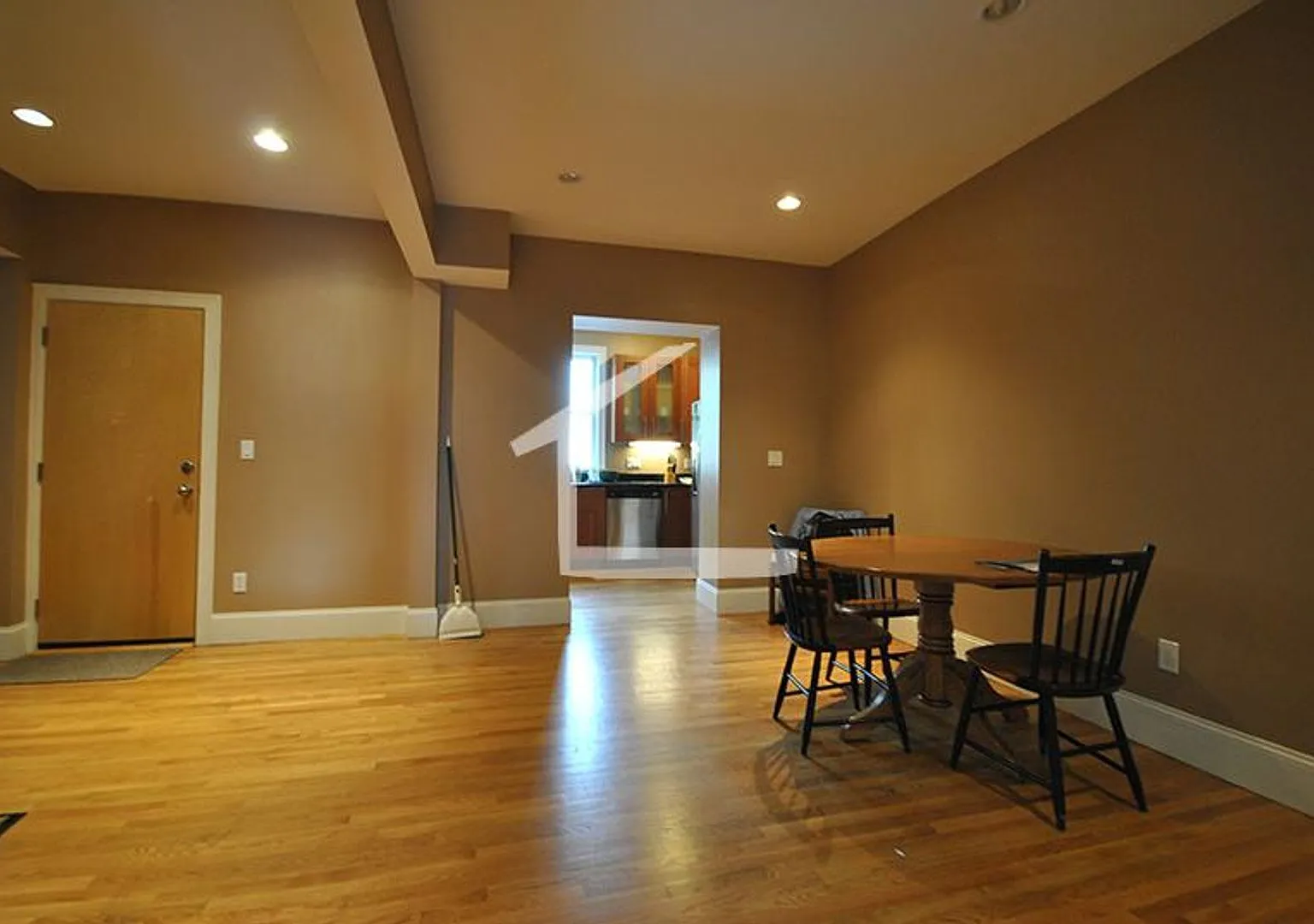 No Brokers Fee, Central Brookline Location, In-Unit Washer and Dryer, Central Heat/AC, Large Bedr... — Photo 4