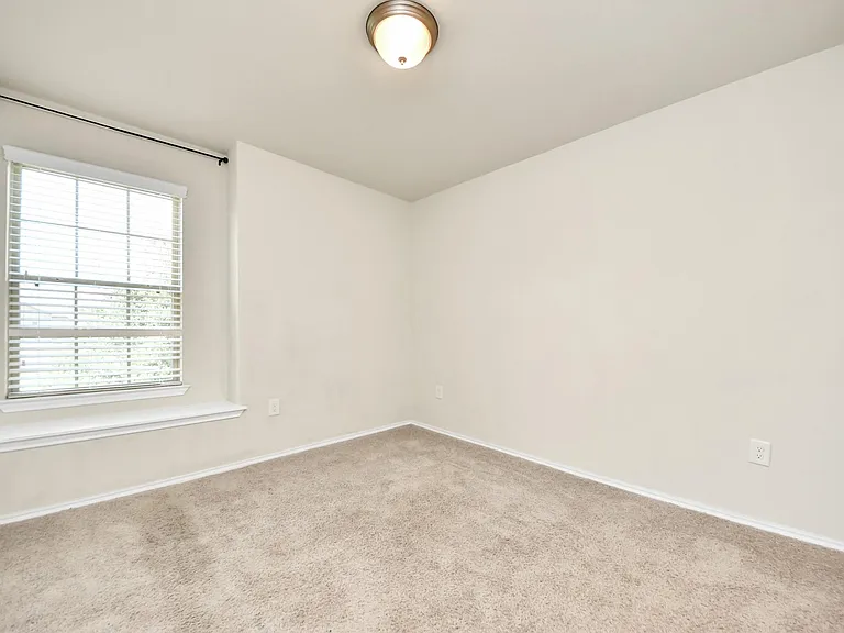 15802 Sunny Stone Dr — Photo 3