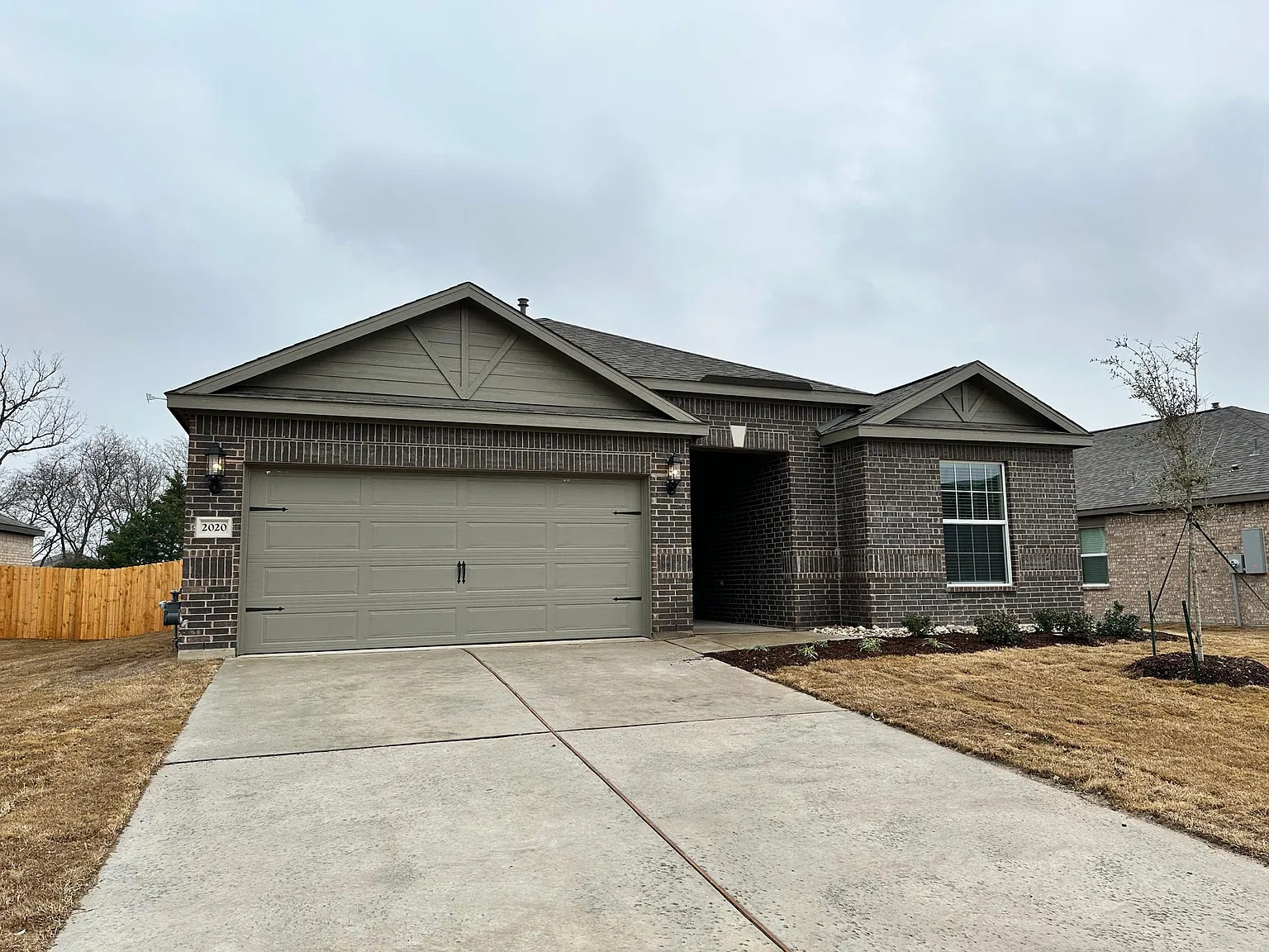2020 Brentwood Dr — Photo 1