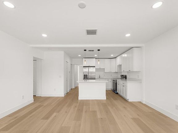 2nd image of 111 W 35th St
