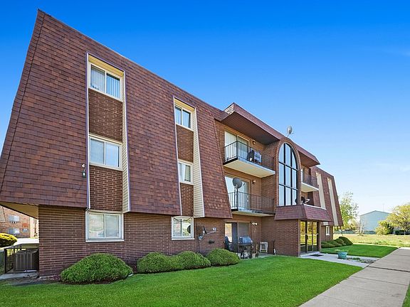 2nd image of 383 Stoney Island Ave APT 202