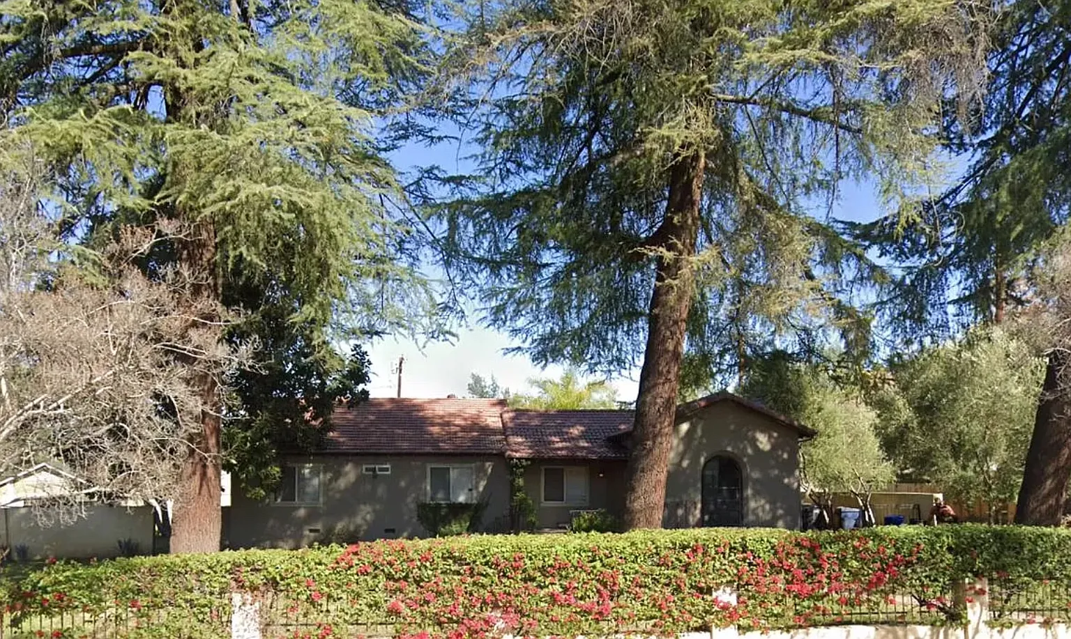 5 bed, 3300 sqft, $895 — Photo 2