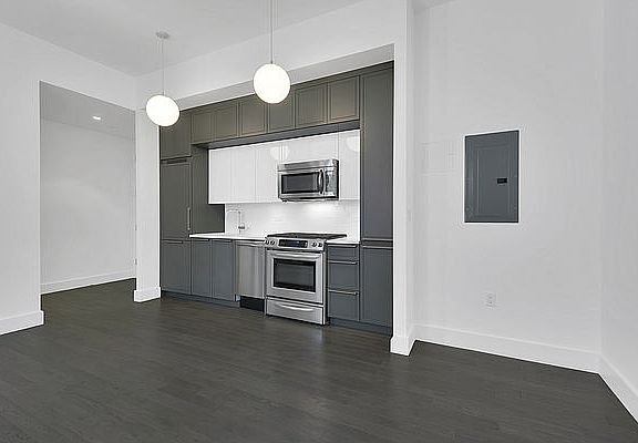 4th image of 416 W 52nd St APT 425