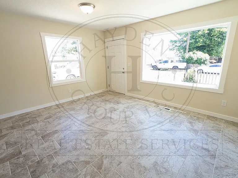 625 SW Dennis Ave — Photo 5