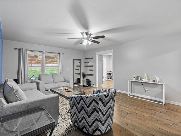 3rd image of 221 Bordeaux Ct