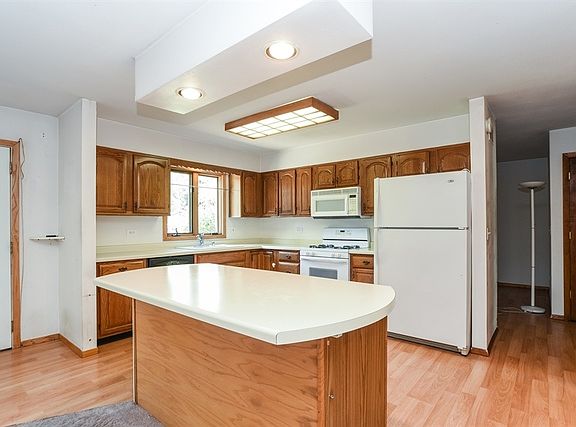 4th image of 988 Belle Plaine Ave