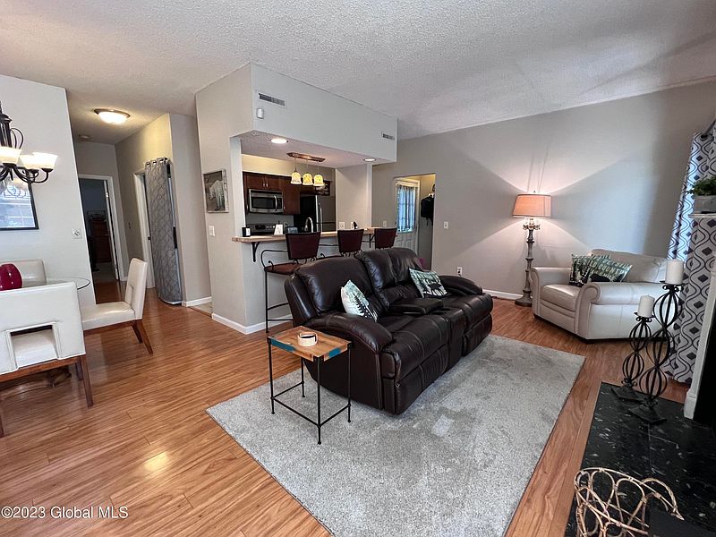 4th image of 102 Monmouth Way