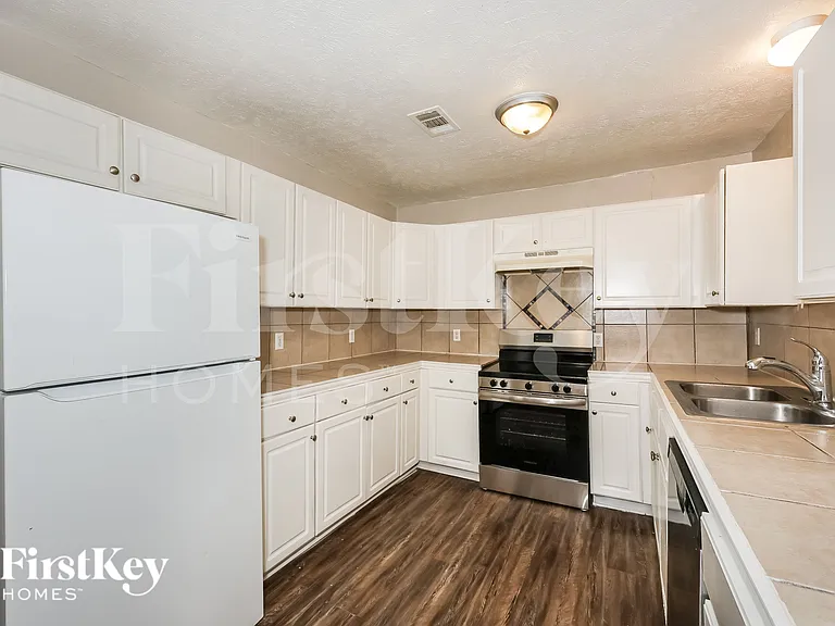 1504 Valley View St — Photo 7