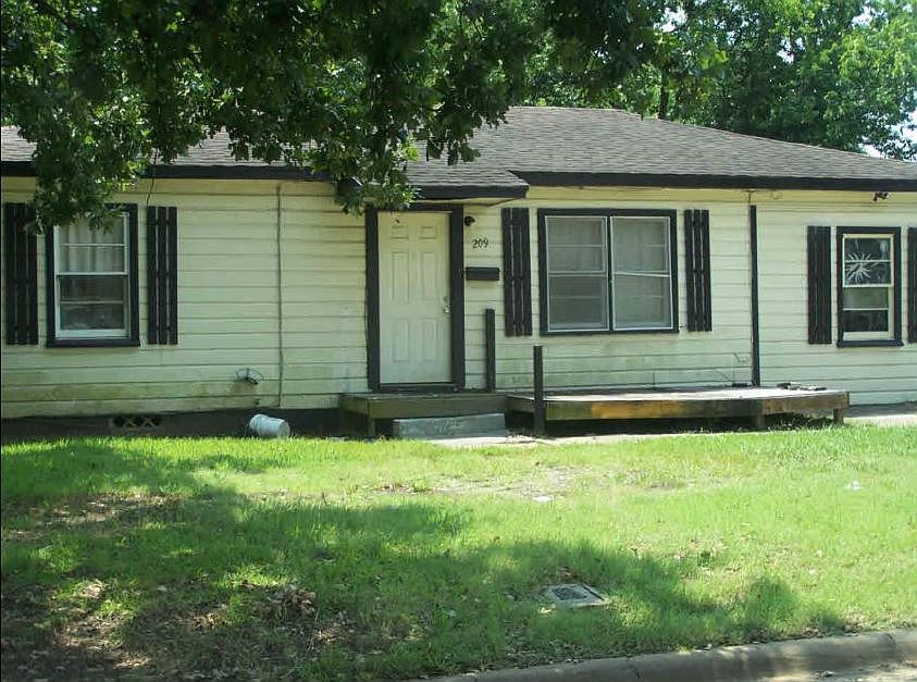 1st image of 209 Earl St