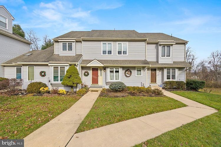 1st image of 304 Pinebrooke Cir