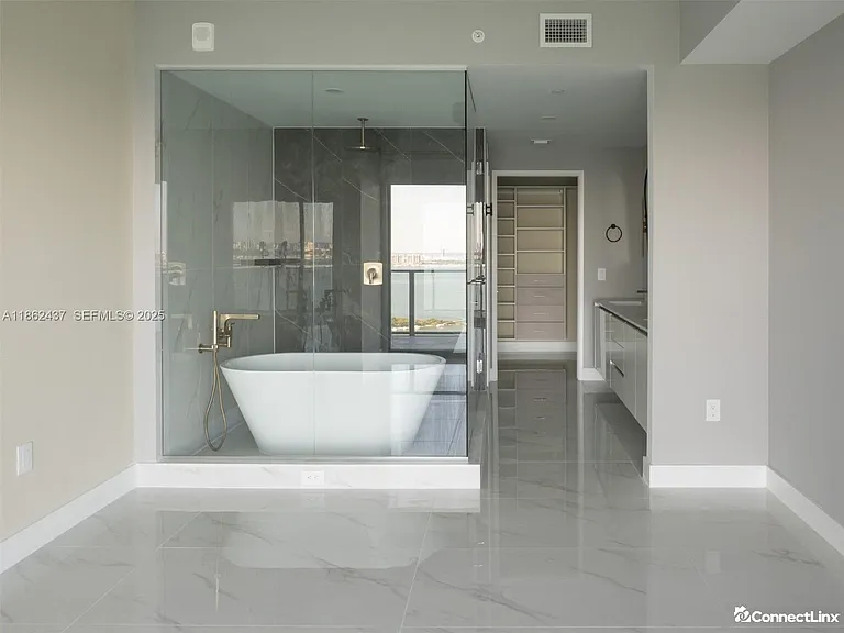 700 NE 24th St #3304 — Photo 8