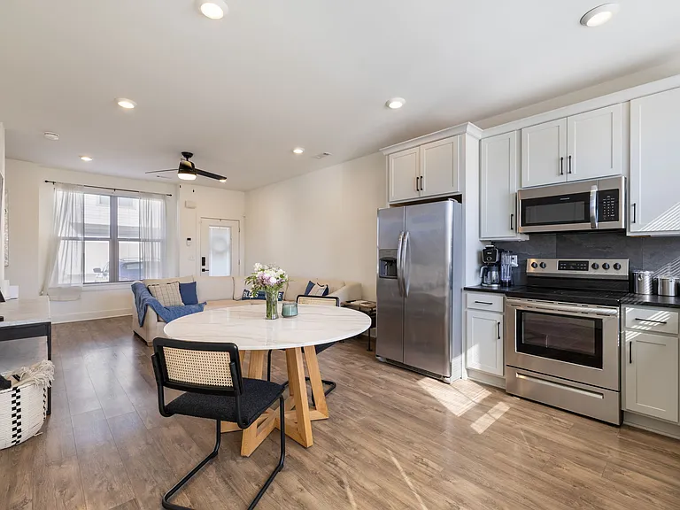 100 Thompson Ln #6 — Photo 8