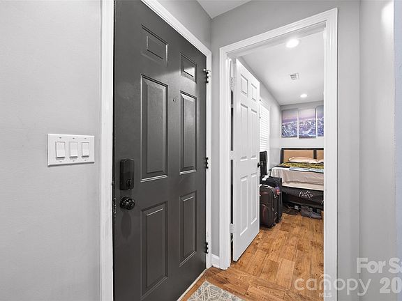 2nd image of 2006 Killarney Pl