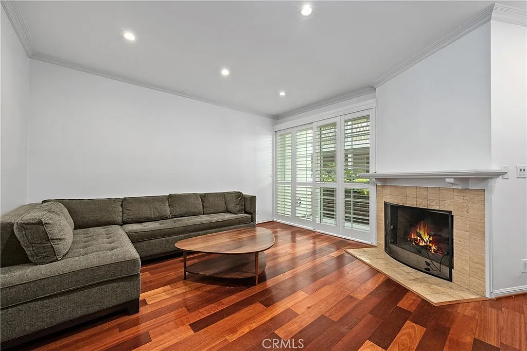 2 bed, 2013 sqft, $5,400 — Photo 3