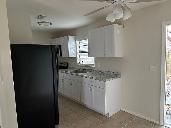 3rd image of 1112 W Hall St #C
