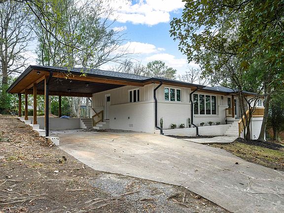 3rd image of 605 Mountain Dr