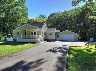 375 Winnepoge Dr, Fairfield, CT 06825