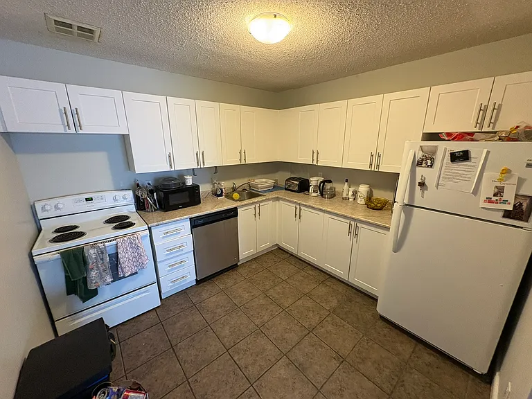 212 Colborne St — Photo 23