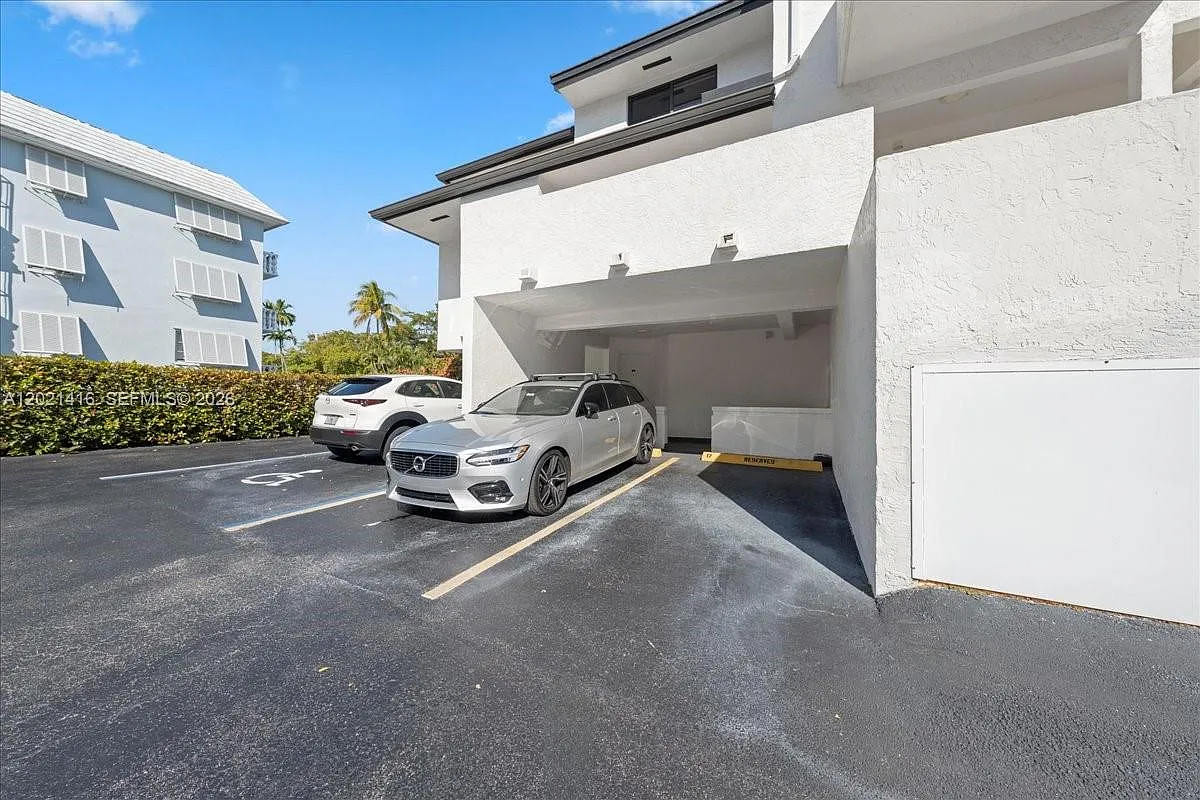 Gables South Condo — Photo 3