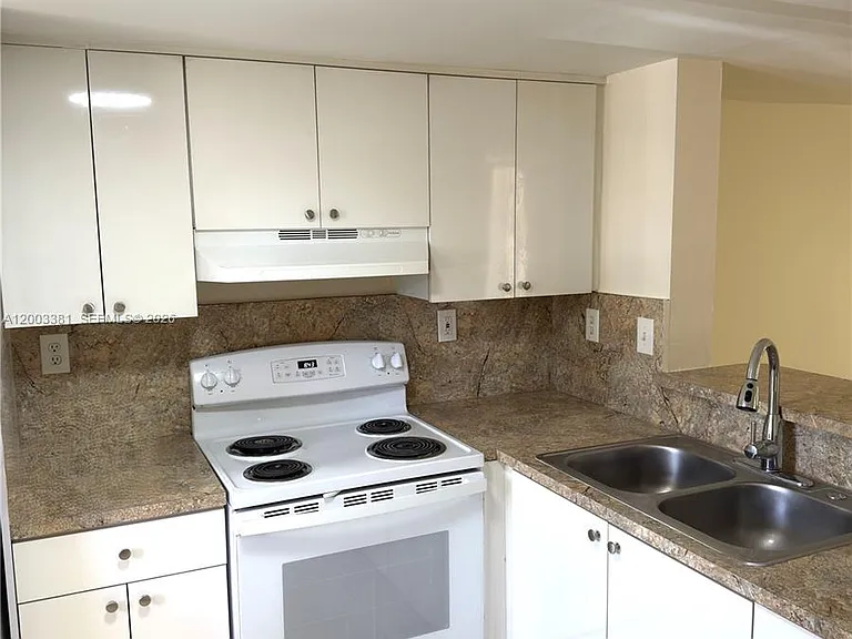 14020 NE 3rd Ct #5 — Photo 3