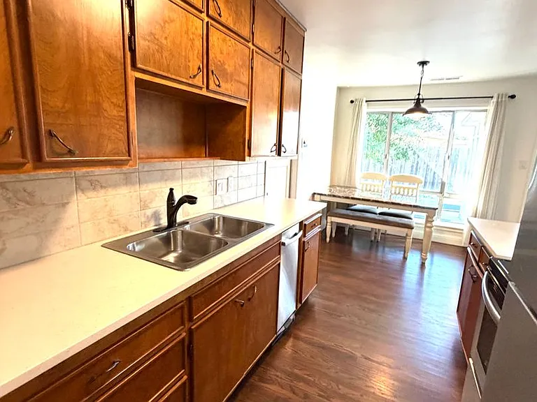 1704 Castle Ct — Photo 6