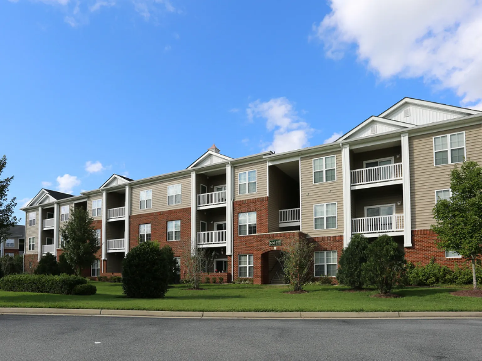 Eagle Harbor Apartments — Photo 1