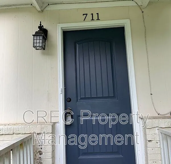 711 Locust St — Photo 4