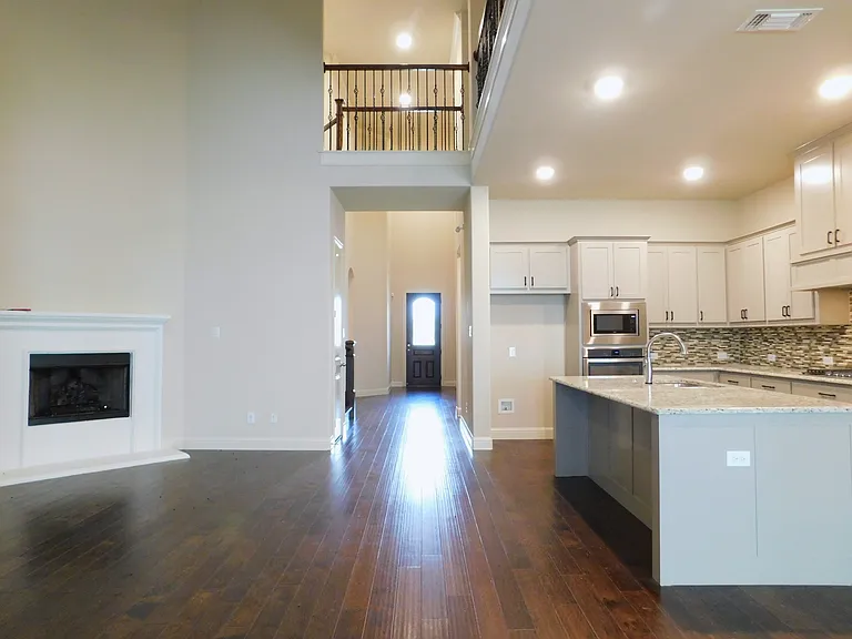 1704 Serra Dr — Photo 8