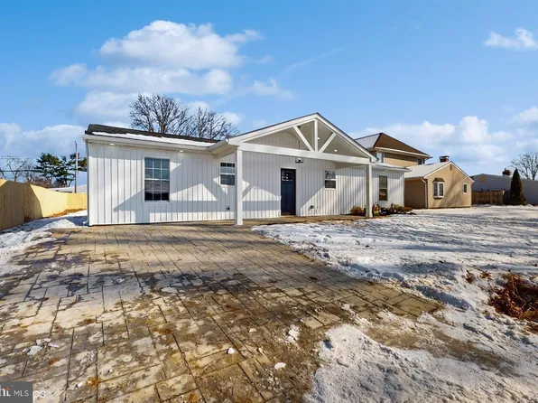 34 Tapered Oak Ln, Levittown, PA 19054