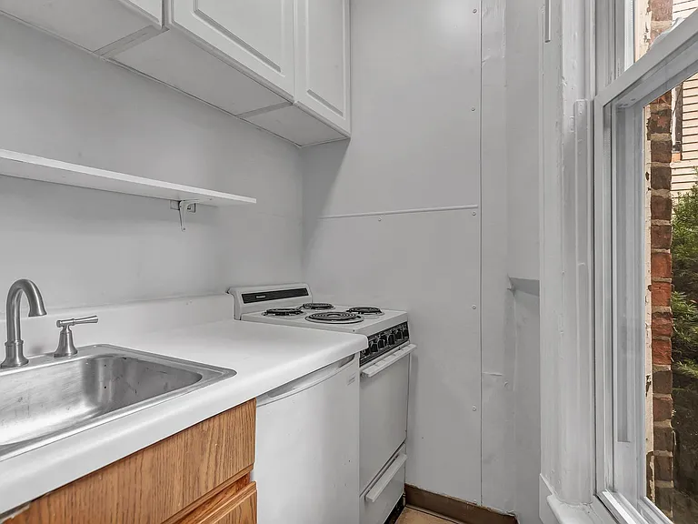 350 Elm St — Photo 4