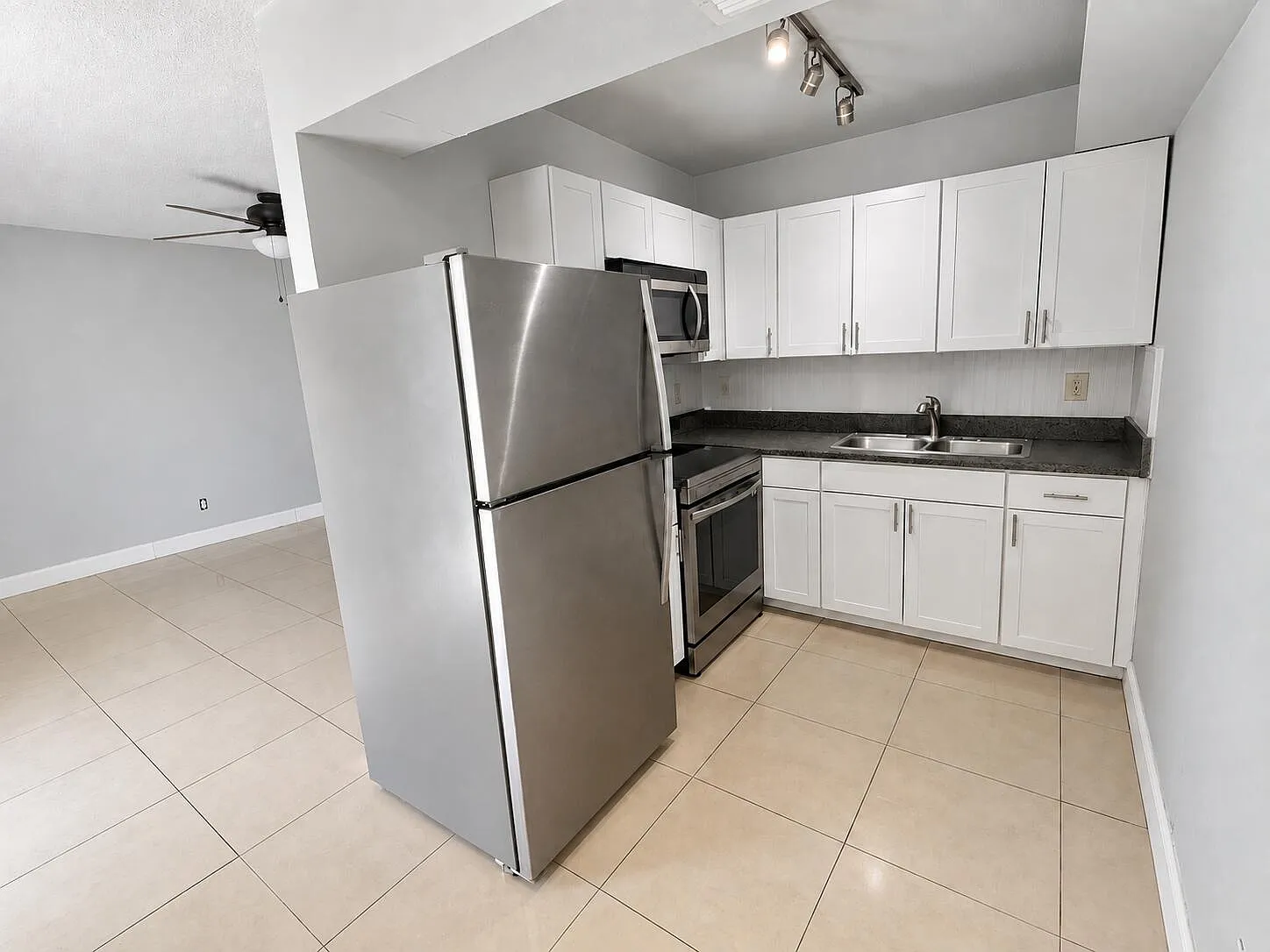 2 bed, 1.0 bath, 800 sqft, $2,100 — Photo 3