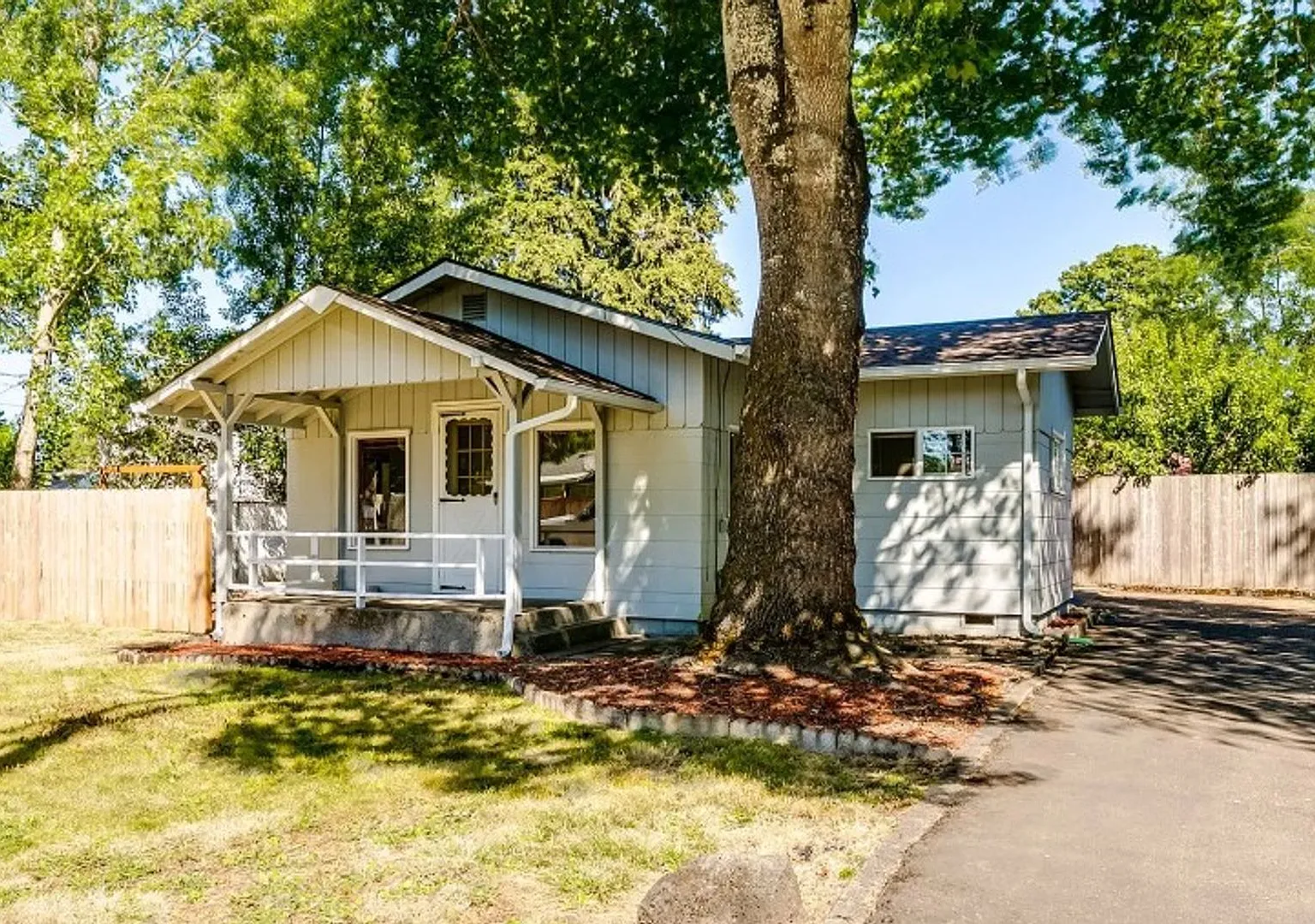 Private 2 Bedroom Home in Springfield — Photo 1