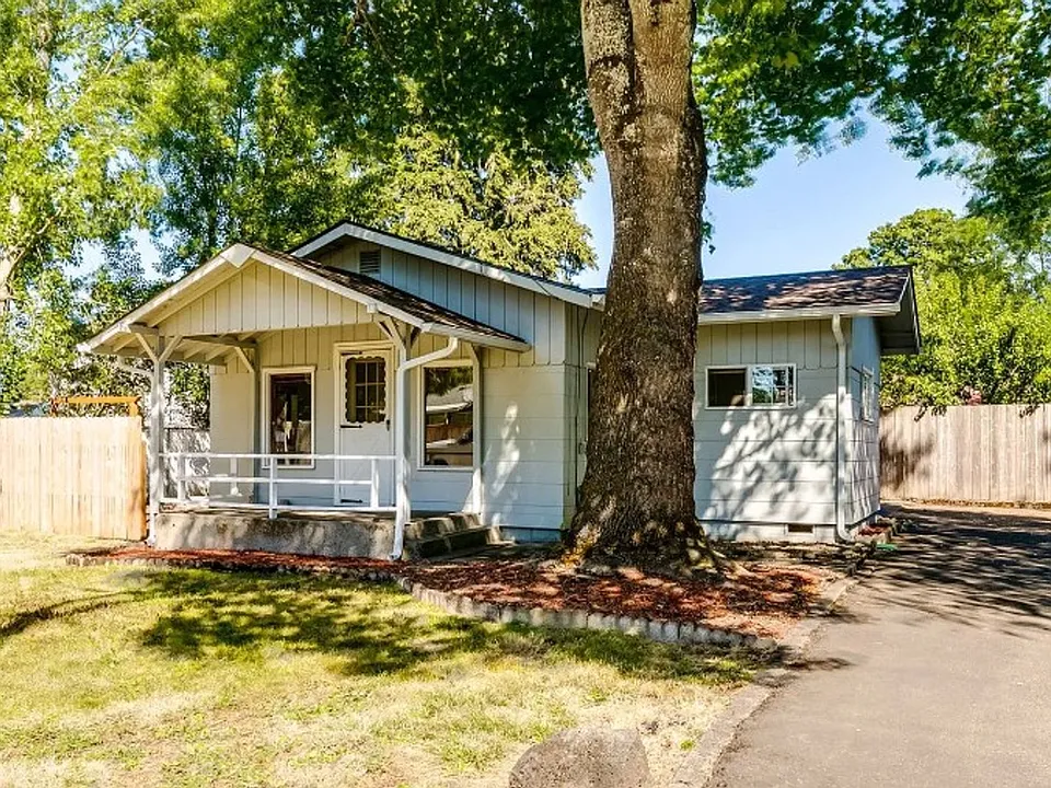 2620 G St