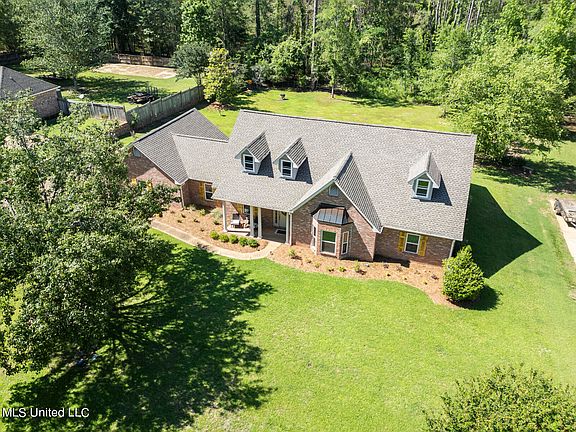 4th image of 133 Devereaux Dr