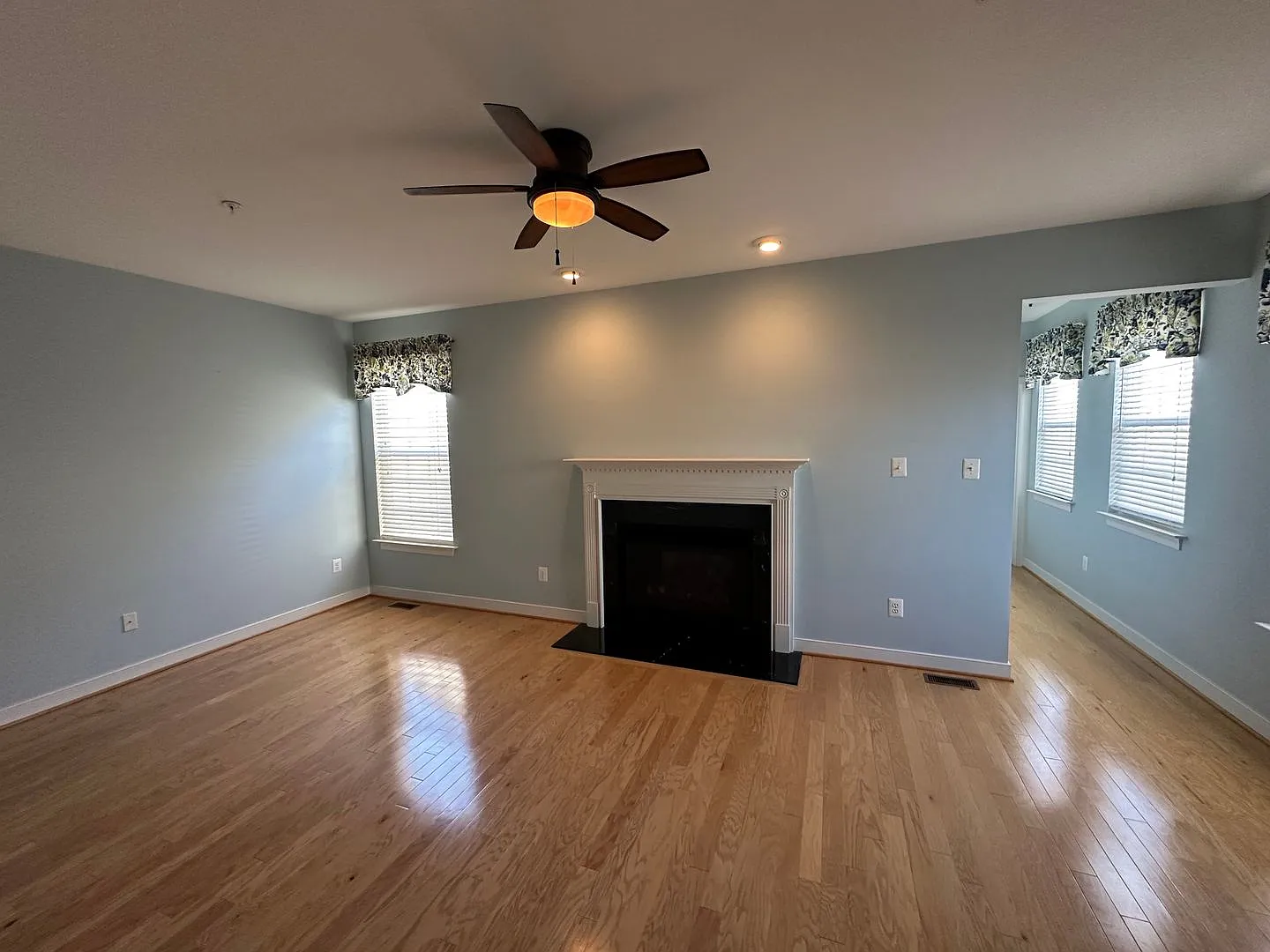 Lovely 4 bedroom townhome in Villages of Five Points — Photo 4