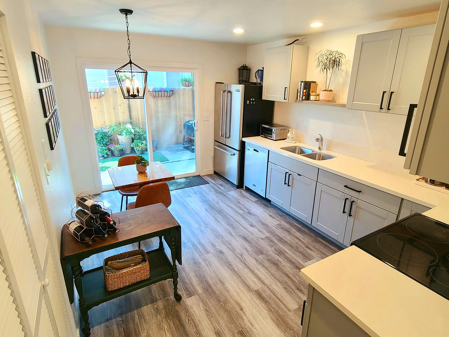 2 bed, 800 sqft, $2,450 — Photo 1