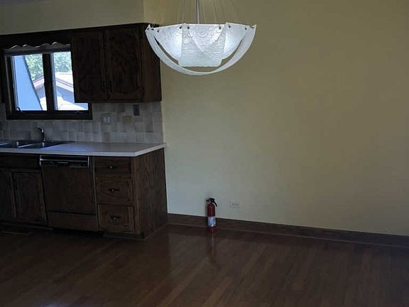 5th image of 16W623 87th St #1