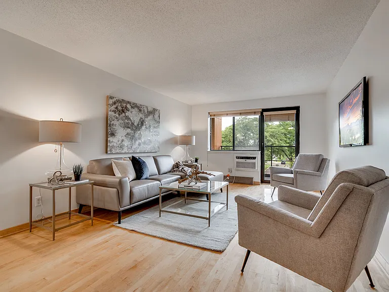 311 Kenwood Pkwy — Photo 5