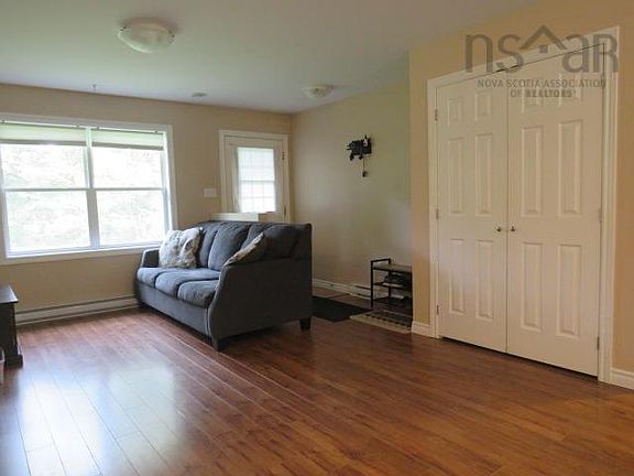 3rd image of 440 Woodville Rd