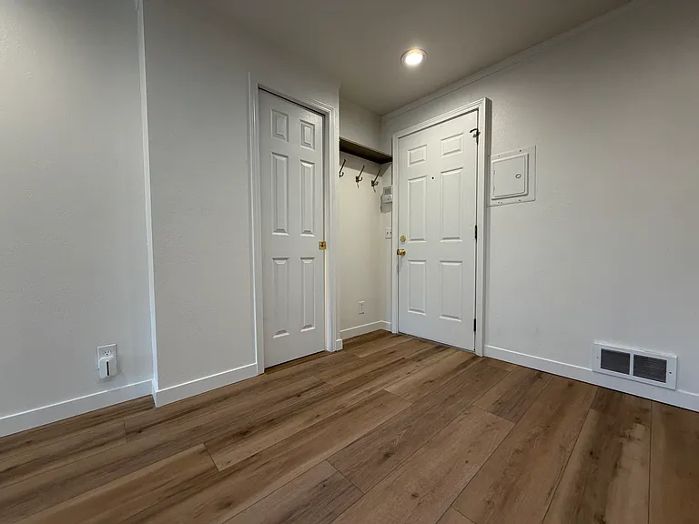 604 1/2 W Crockett St #J — Photo 10