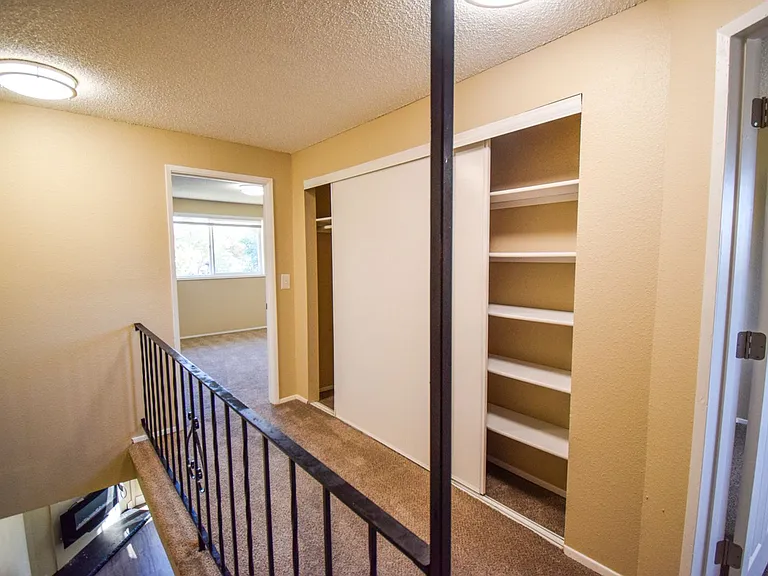 Spacious 2 bedroom 1.5 bath Town house Apartment! — Photo 12