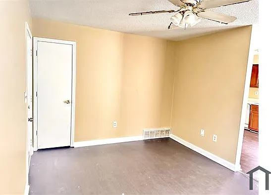 3 bed, 1100 sqft, $1,400 — Photo 4